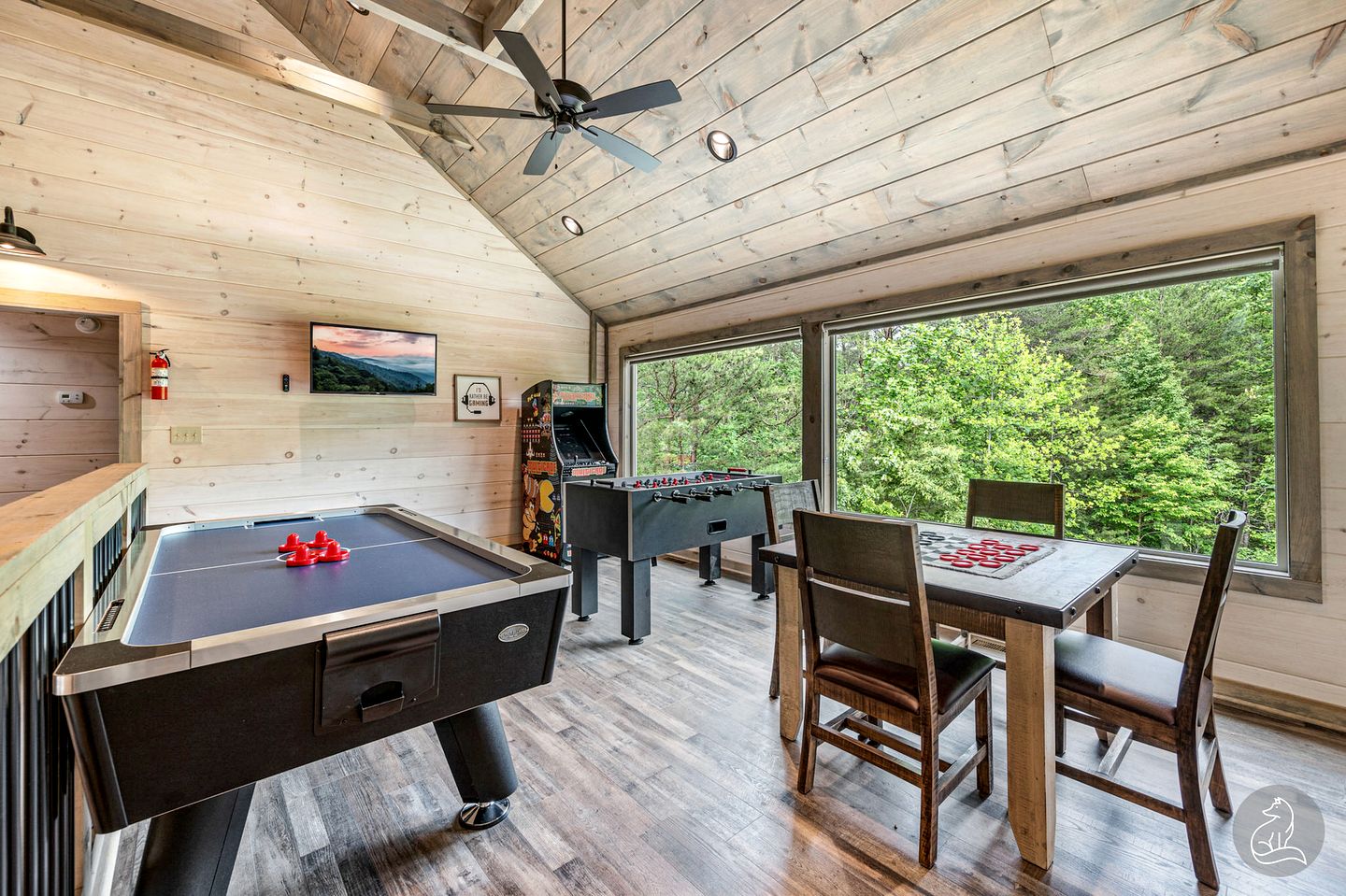 Cozy Wooden Cabin with Games, Hot-tub and Indoor Pool in Sevierville, Tennessee