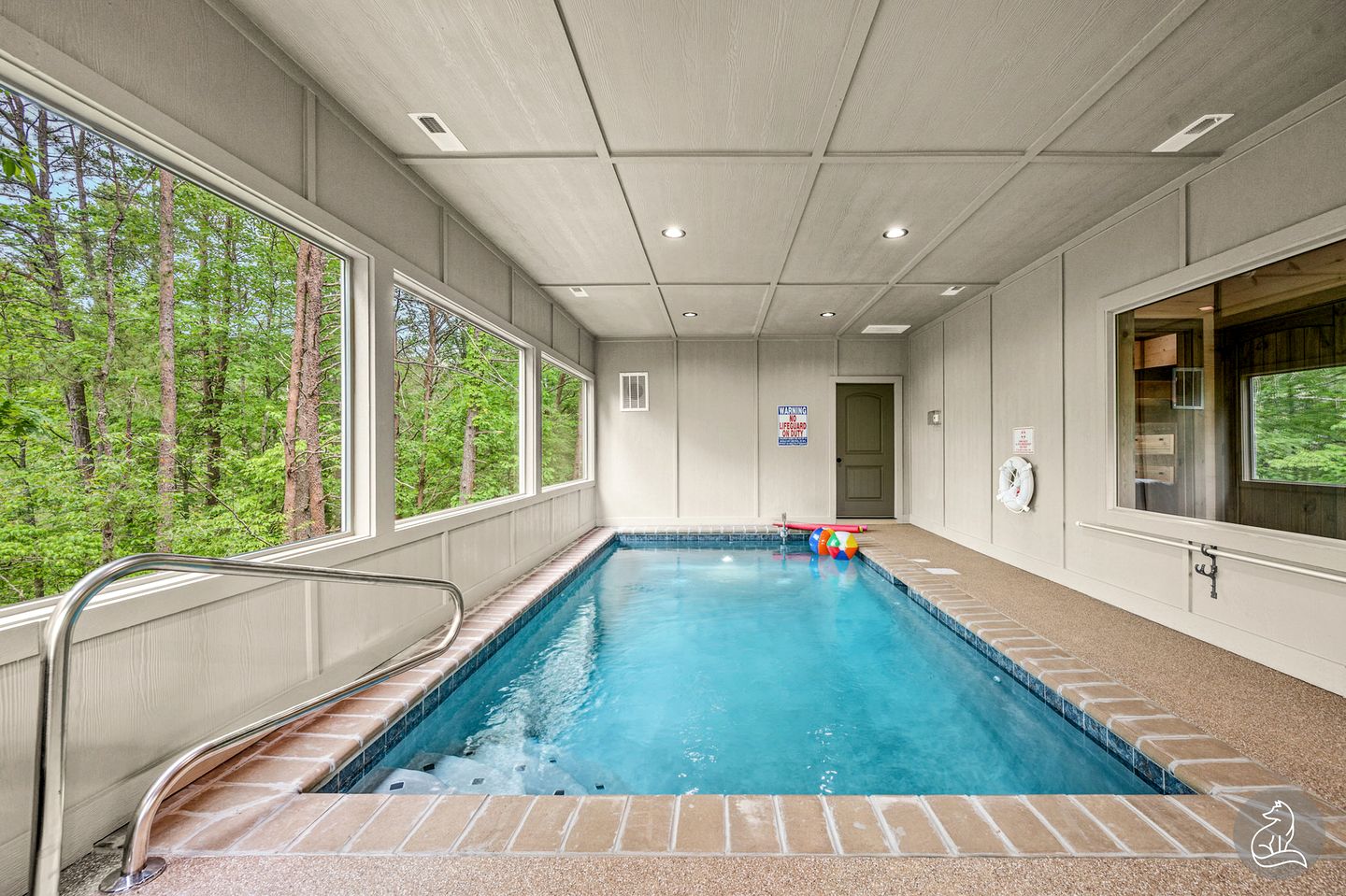 Cozy Wooden Cabin with Games, Hot-tub and Indoor Pool in Sevierville, Tennessee