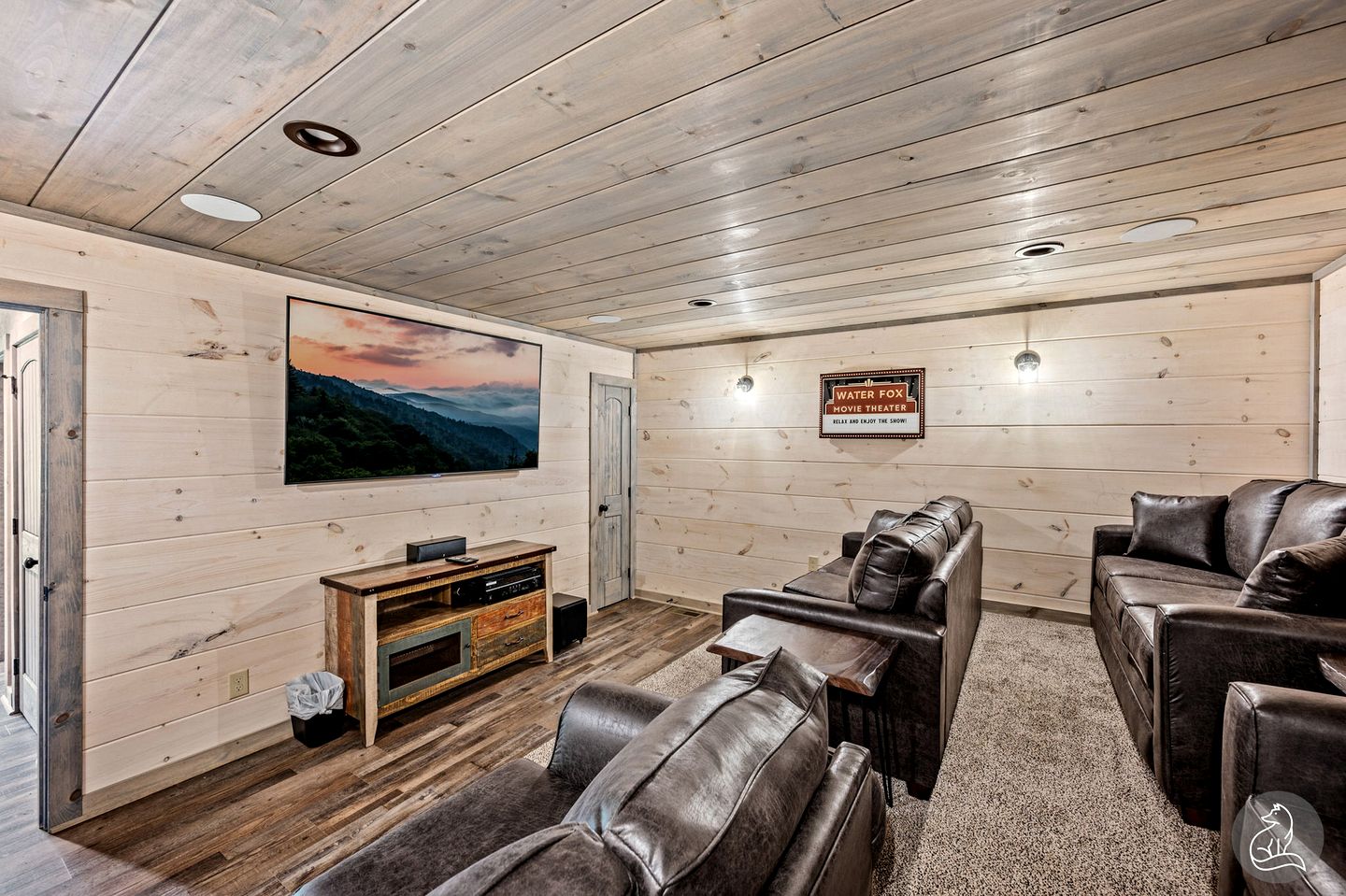 Cozy Wooden Cabin with Games, Hot-tub and Indoor Pool in Sevierville, Tennessee