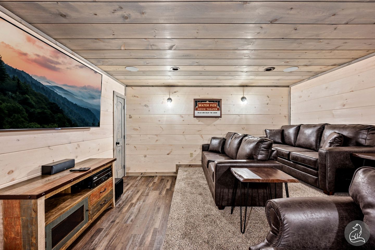 Cozy Wooden Cabin with Games, Hot-tub and Indoor Pool in Sevierville, Tennessee