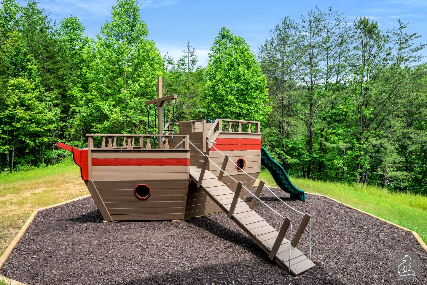 Cozy Wooden Cabin with Games, Hot-tub and Indoor Pool in Sevierville, Tennessee