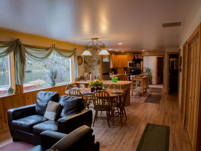 Water Front Home, with Hot Tub. Spectacular Setting Minutes from