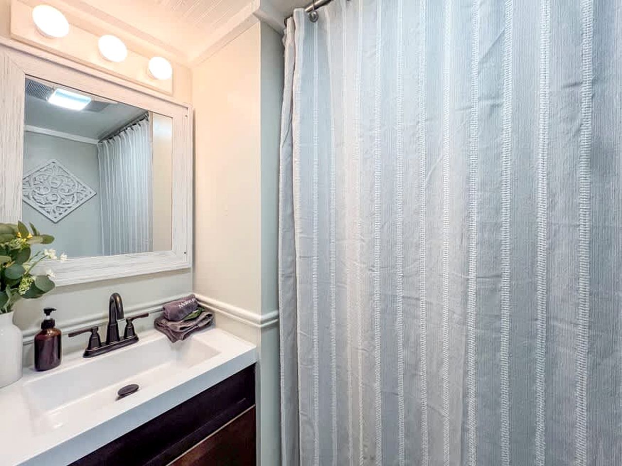 Cozy A-Frame Cabin with Hot Tub & Sauna near Wintergreen Resort, Blue Ridge Mountains VA