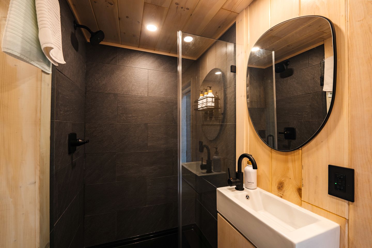 Secluded, Dog Friendly Tiny House on the Hudson River, near Saratoga Springs