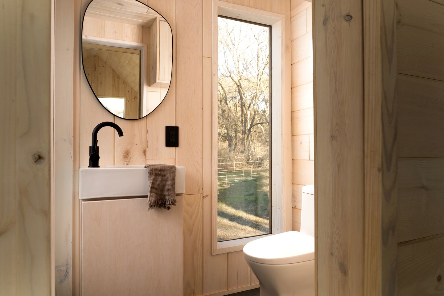 Secluded, Dog Friendly Tiny House on the Hudson River, near Saratoga Springs