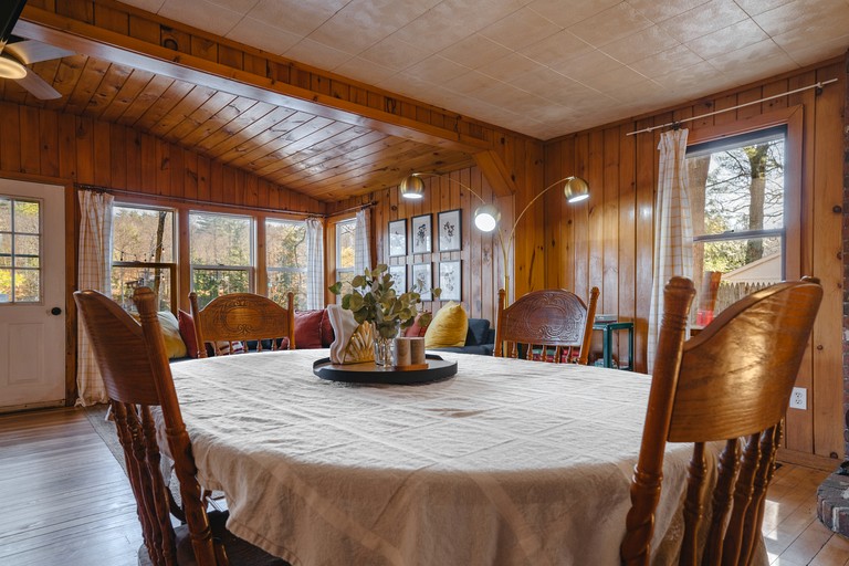 Cabins (United States of America, Corinth, New York)