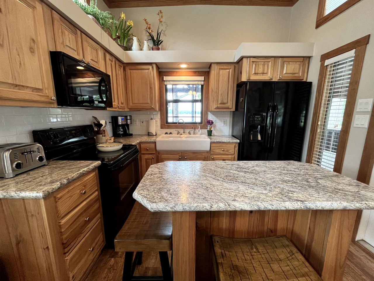 Peaceful Lakefront Tiny Cabin Nestled in the Sabine National Forest for a Romantic Escape in Hemphill, Texas