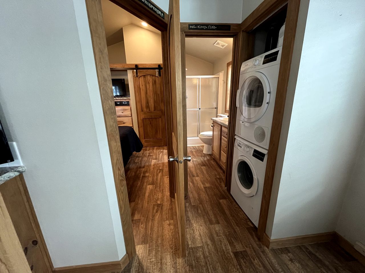 Peaceful Lakefront Tiny Cabin Nestled in the Sabine National Forest for a Romantic Escape in Hemphill, Texas