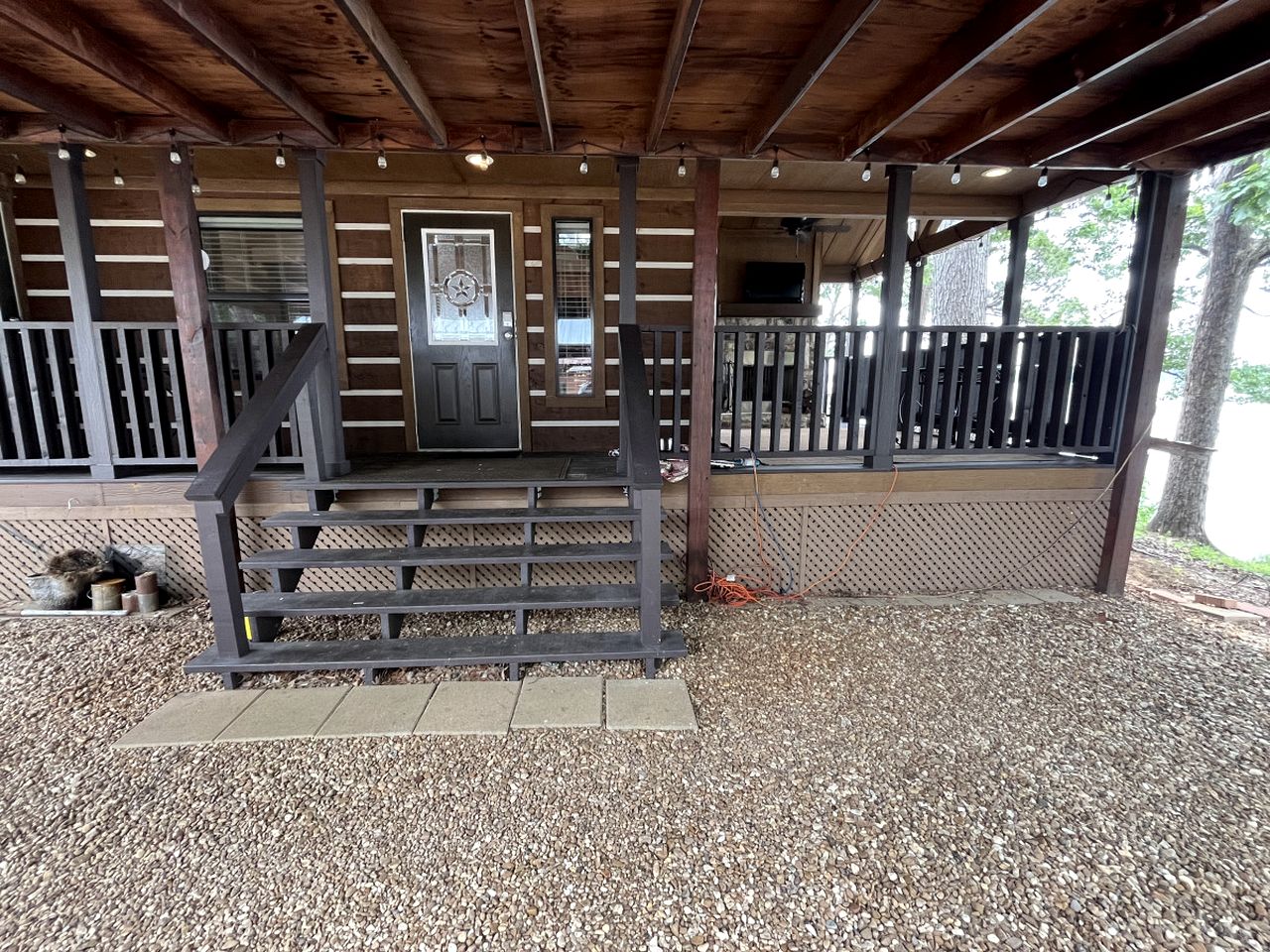 Peaceful Lakefront Tiny Cabin Nestled in the Sabine National Forest for a Romantic Escape in Hemphill, Texas