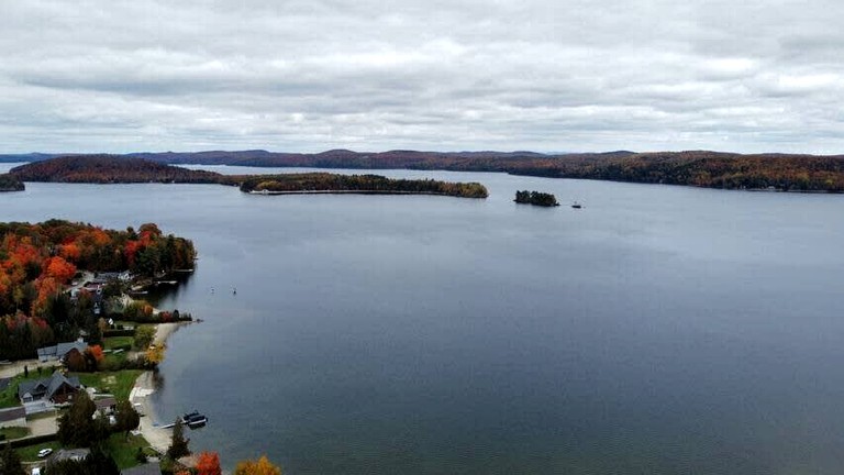 Cabins (Canada, Lac des Plages, Quebec)