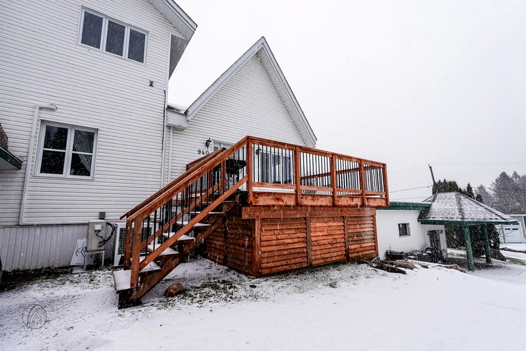 Cabins (Canada, Lac des Plages, Quebec)