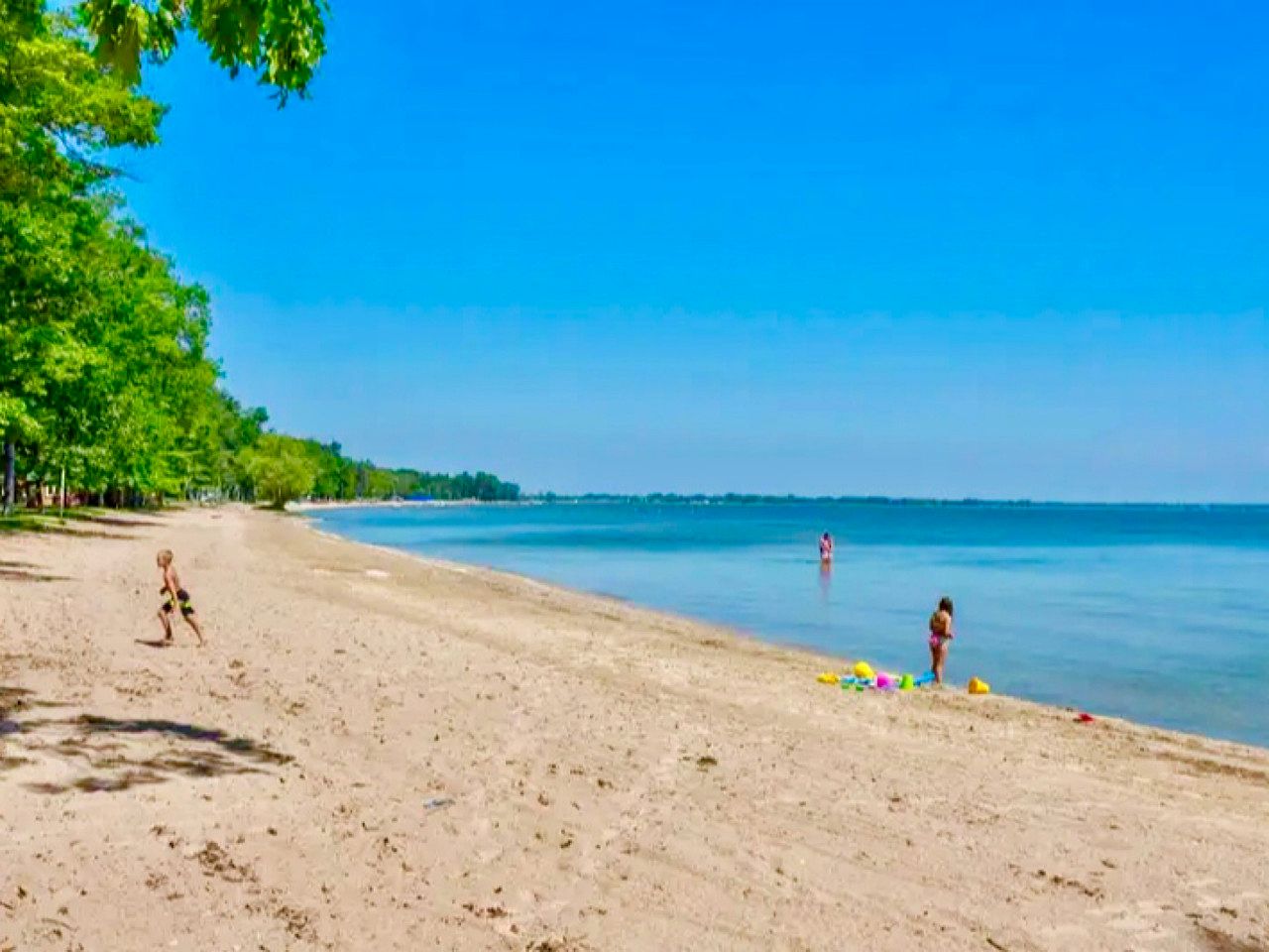 Waterfront Cabin with BBQ, Picnic Space and Amazing Sunsets in Michigan