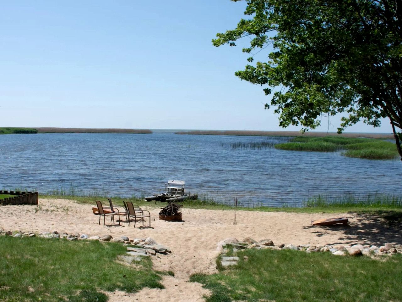 Waterfront Cabin with BBQ, Picnic Space and Amazing Sunsets in Michigan