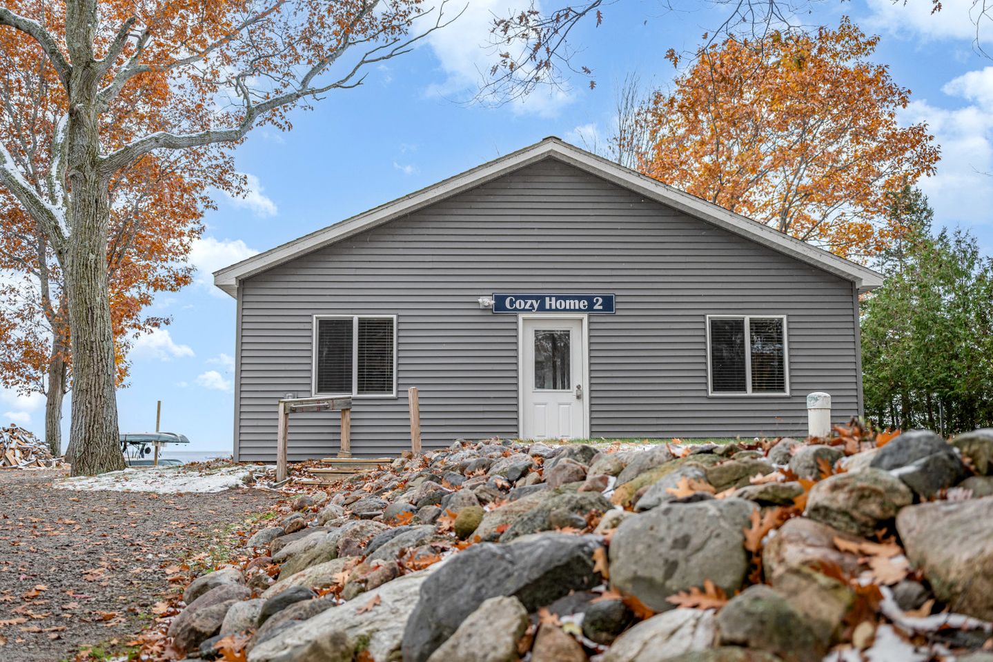 Waterfront Cabin with BBQ, Picnic Space and Amazing Sunsets in Michigan