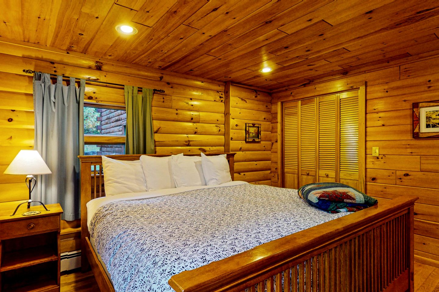 Waterfront Cabin with Private Deck Loaded with Kayaks in Maine