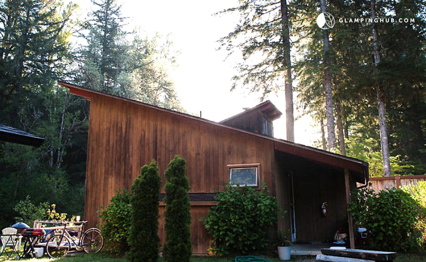 Cozy Cabin Getaway in the Woodlands near the Western Cascades of Oregon