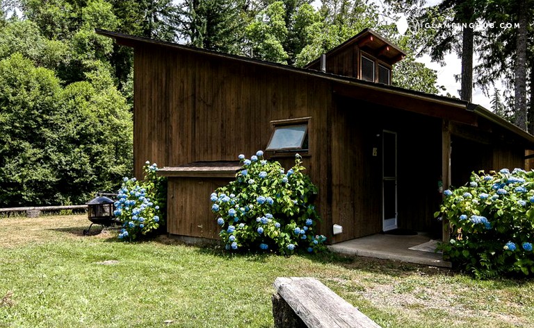 Cabins (McKenzie Bridge, Oregon, United States)