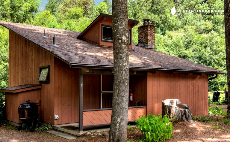 Cabins (McKenzie Bridge, Oregon, United States)
