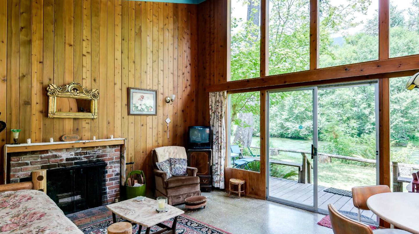 Rustic River Cabin Rental with Lush Woodland Views near Eugene, Oregon