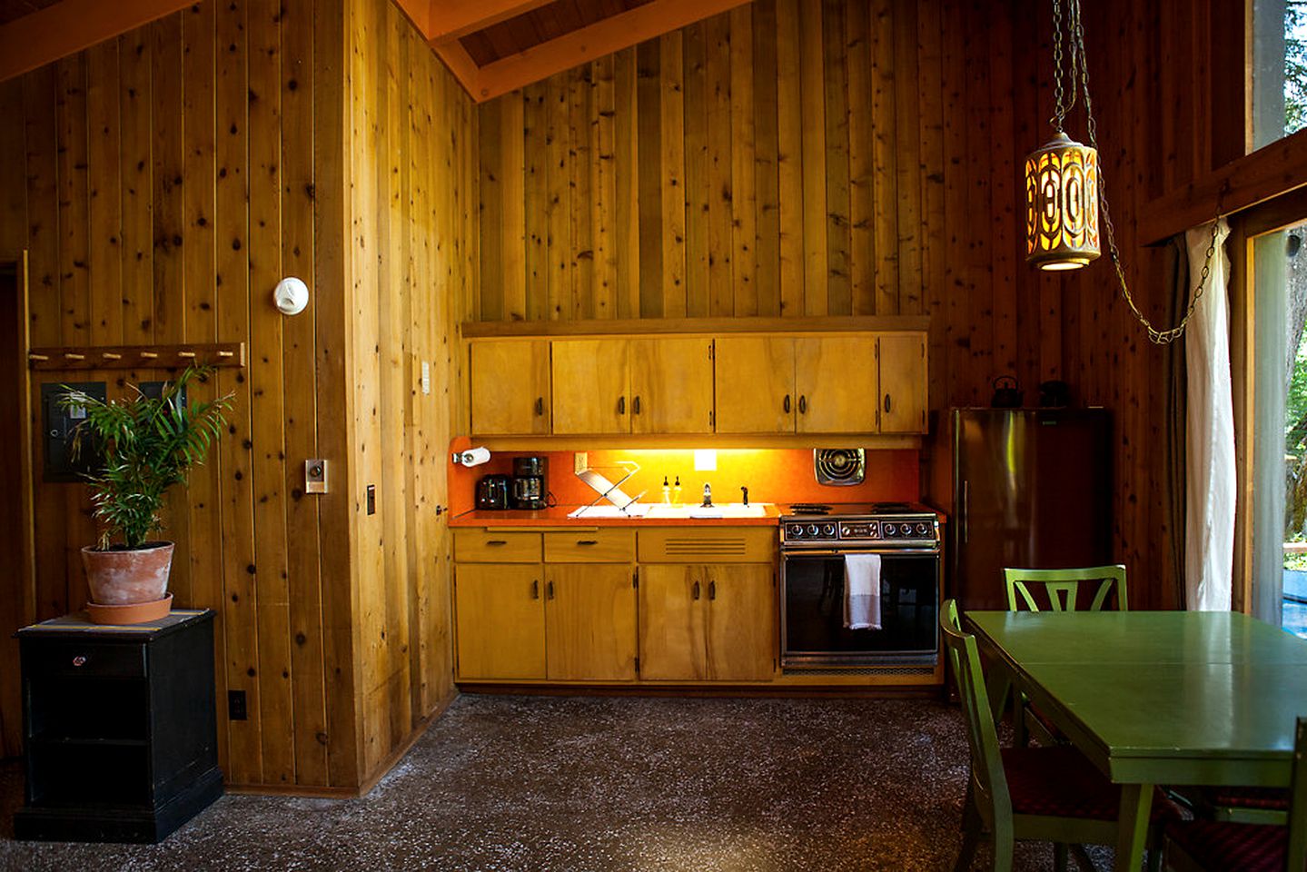 Rustic River Cabin Rental with Lush Woodland Views near Eugene, Oregon