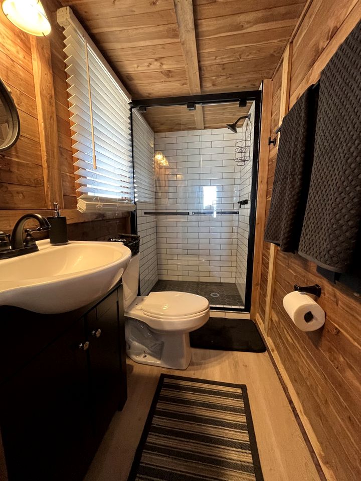 Beautiful Cabin by the Lake Nestled in Sabine National Forest for a Romantic Retreat in Hemphill, Texas
