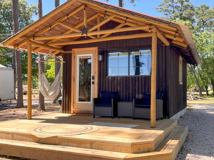 Beautiful Cabin by the Lake Nestled in Sabine National Forest for a Romantic Retreat in Hemphill, Texas