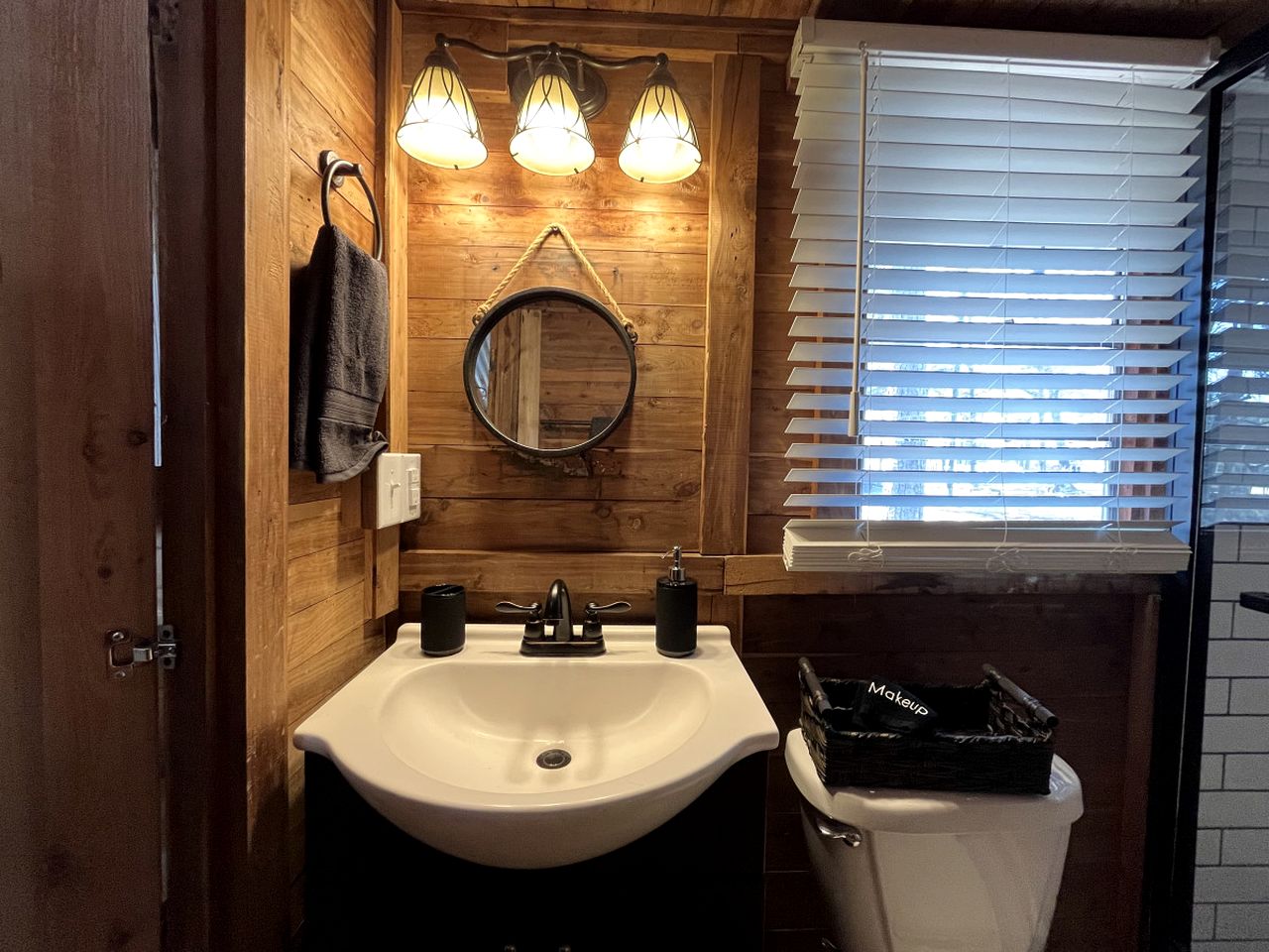 Beautiful Cabin by the Lake Nestled in Sabine National Forest for a Romantic Retreat in Hemphill, Texas