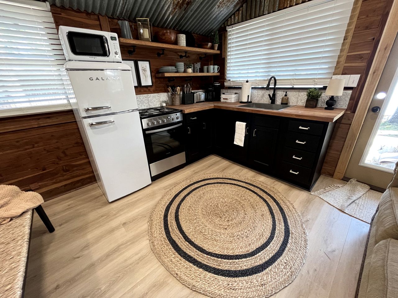 Beautiful Cabin by the Lake Nestled in Sabine National Forest for a Romantic Retreat in Hemphill, Texas