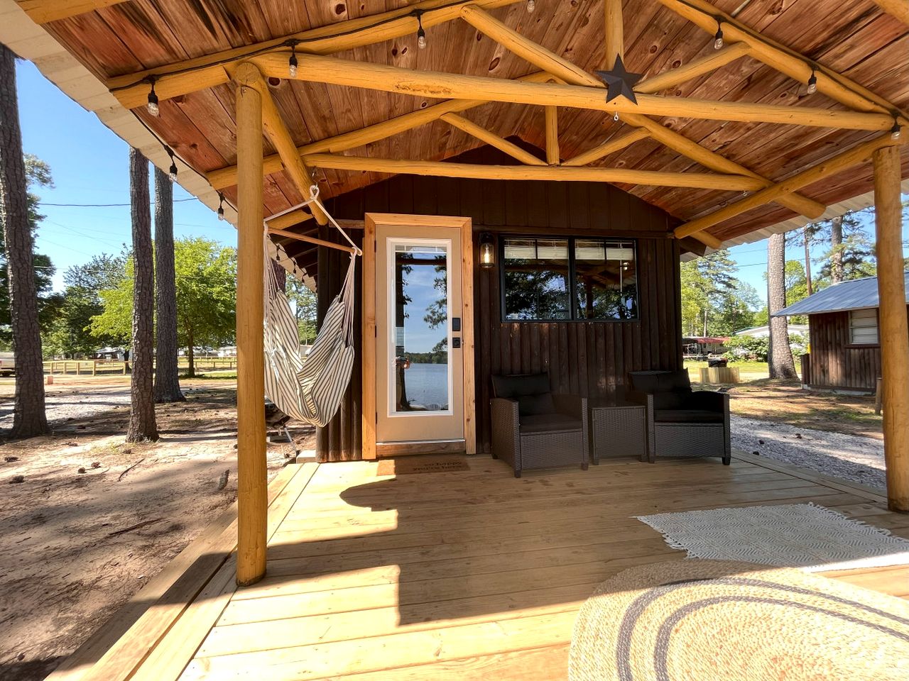 Beautiful Cabin by the Lake Nestled in Sabine National Forest for a Romantic Retreat in Hemphill, Texas