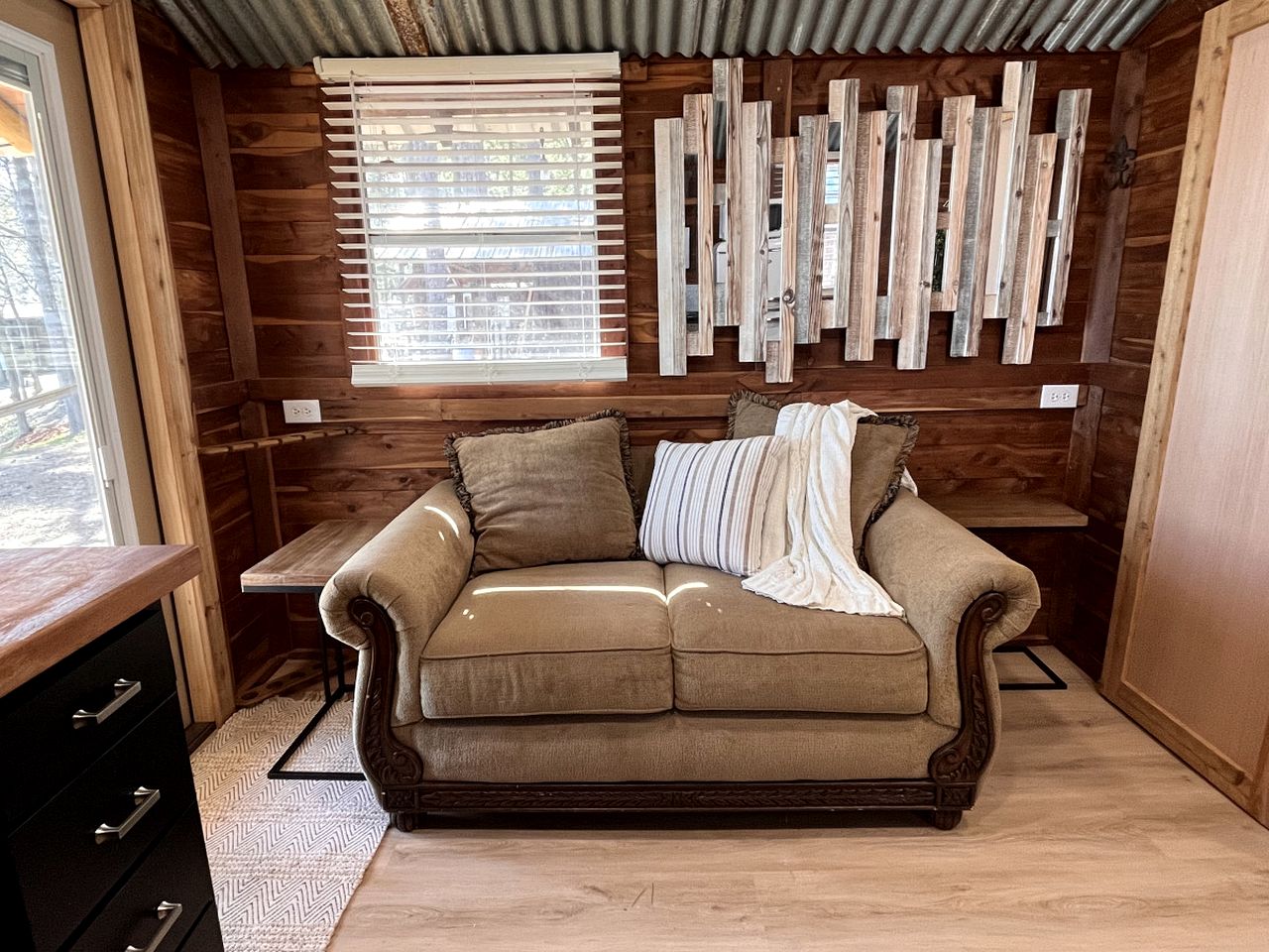 Beautiful Cabin by the Lake Nestled in Sabine National Forest for a Romantic Retreat in Hemphill, Texas