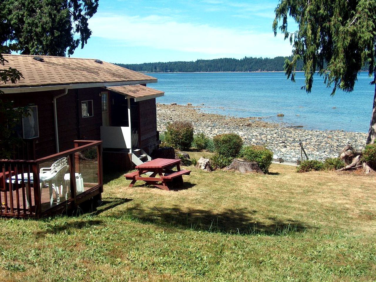 Picturesque Waterfront Cottage in Deep Bay on Vancouver Island, British Columbia