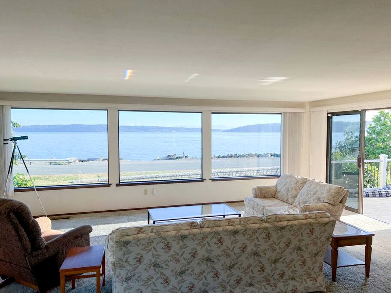 Waterfront Cottage with Large Deck, Foosball Table and Ping Pong Table in Washington