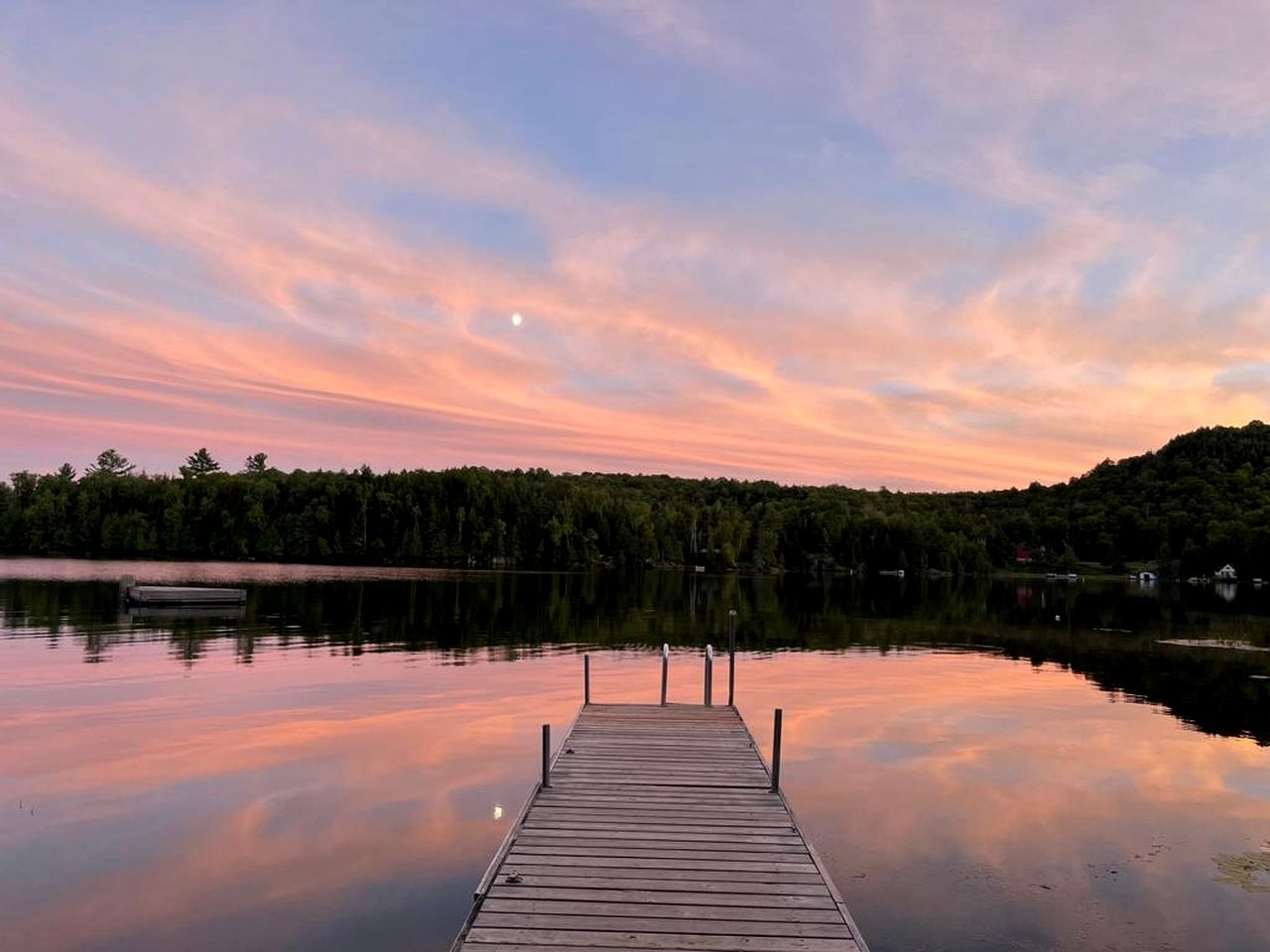 Waterfront Cottage with Hot Tub and Sauna in Wakefield, Quebec, Canada