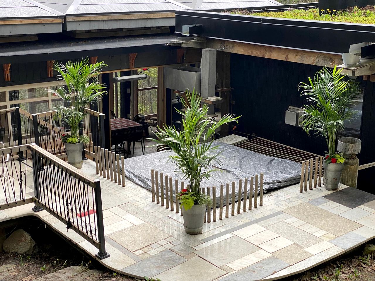 Waterfront Cottage with Hot Tub and Sauna in Wakefield, Quebec, Canada
