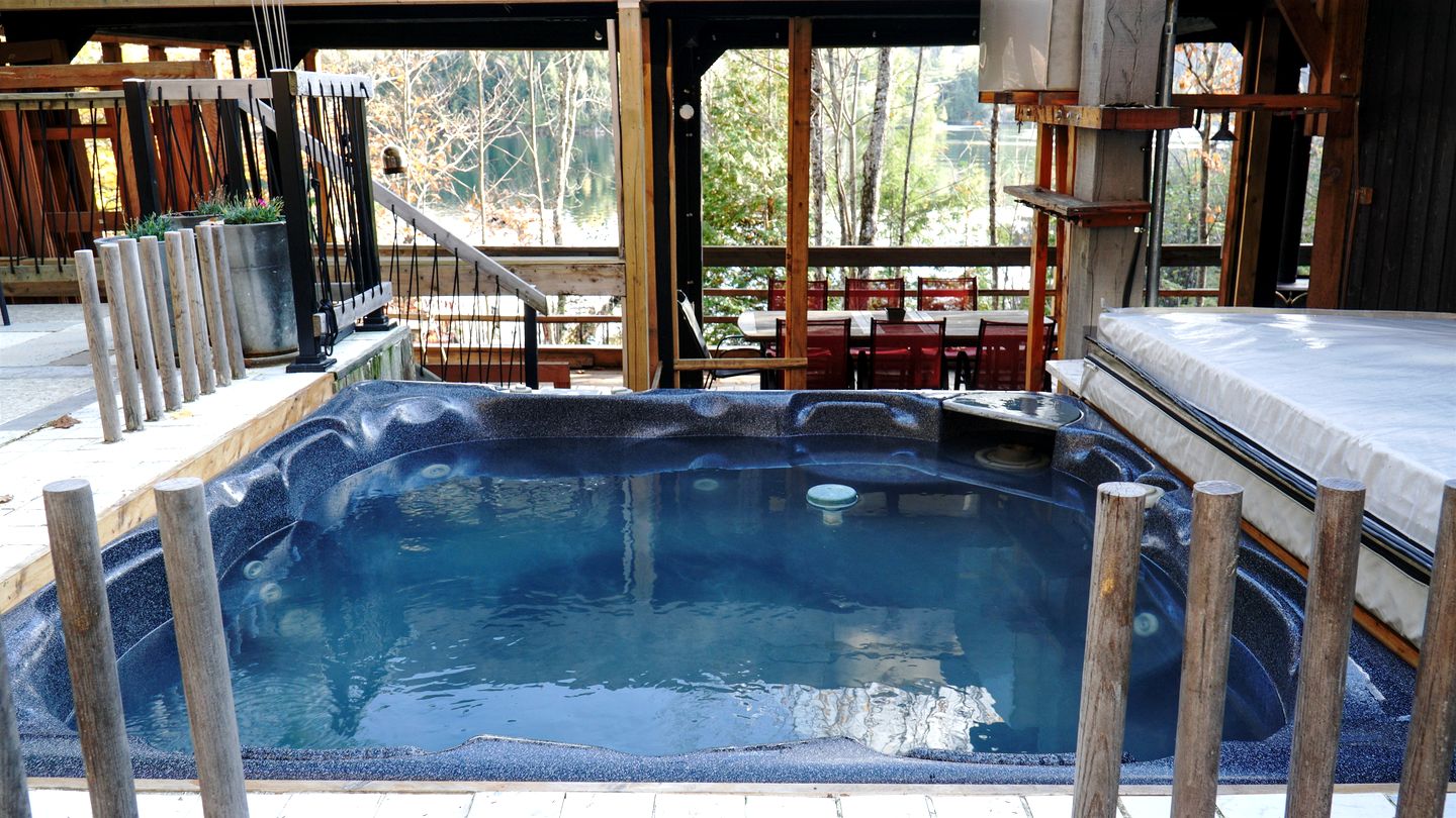 Waterfront Cottage with Hot Tub and Sauna in Wakefield, Quebec, Canada