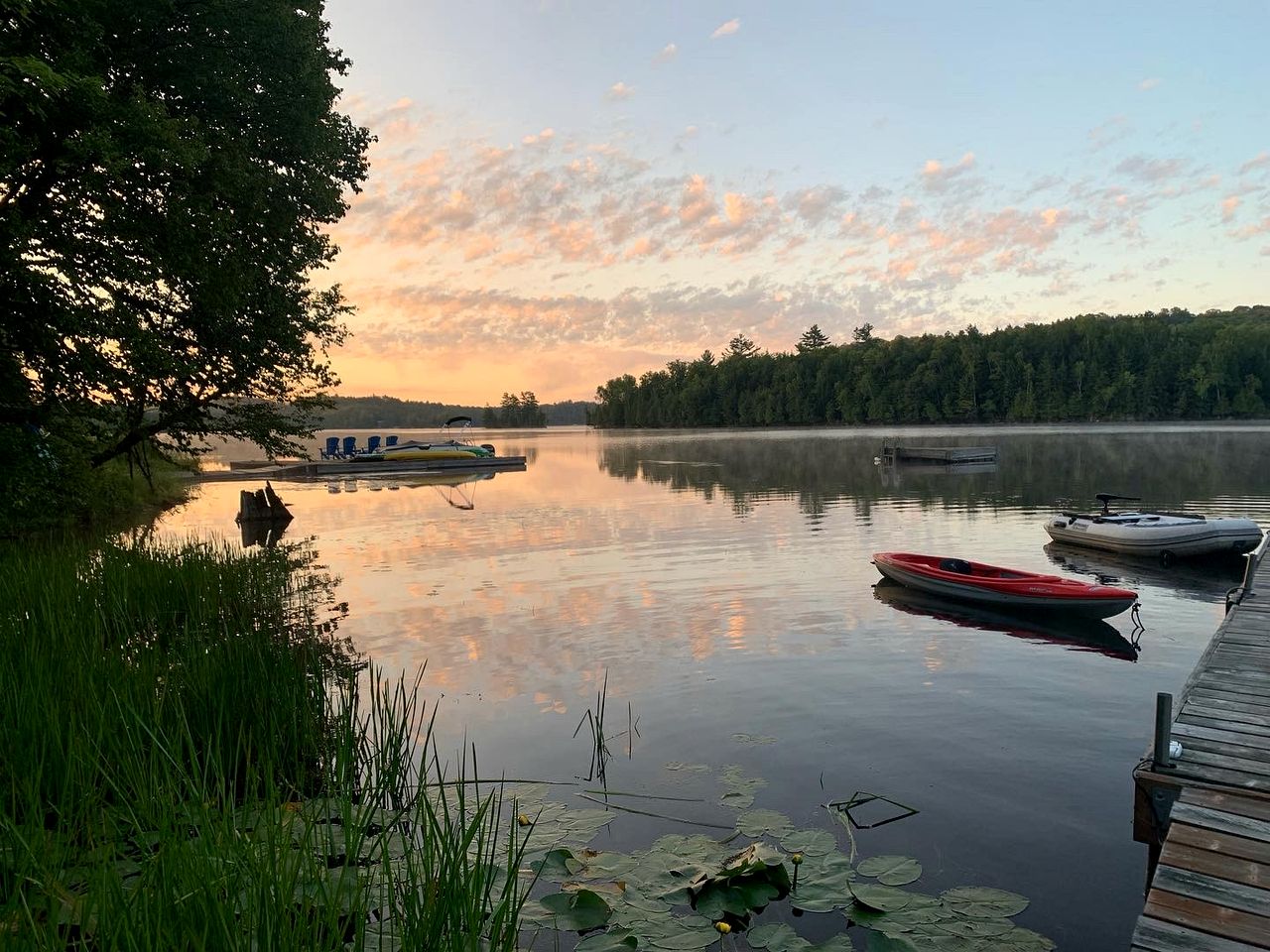 Waterfront Cottage with Hot Tub and Sauna in Wakefield, Quebec, Canada