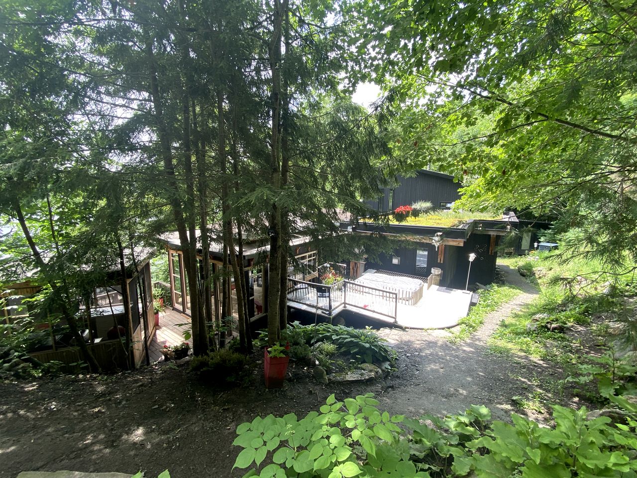 Waterfront Cottage with Hot Tub and Sauna in Wakefield, Quebec, Canada