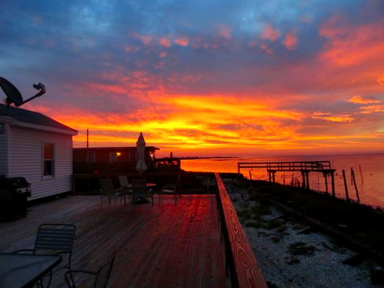 Pet-Friendly Cottage Rental with Stunning Decking on Delaware Bay, New Jersey