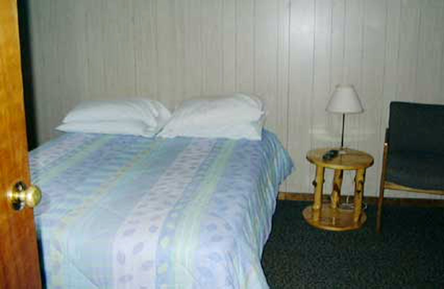 Rustic One-Bedroom Cottages with Free Boat Rentals near Saratoga Springs, New York