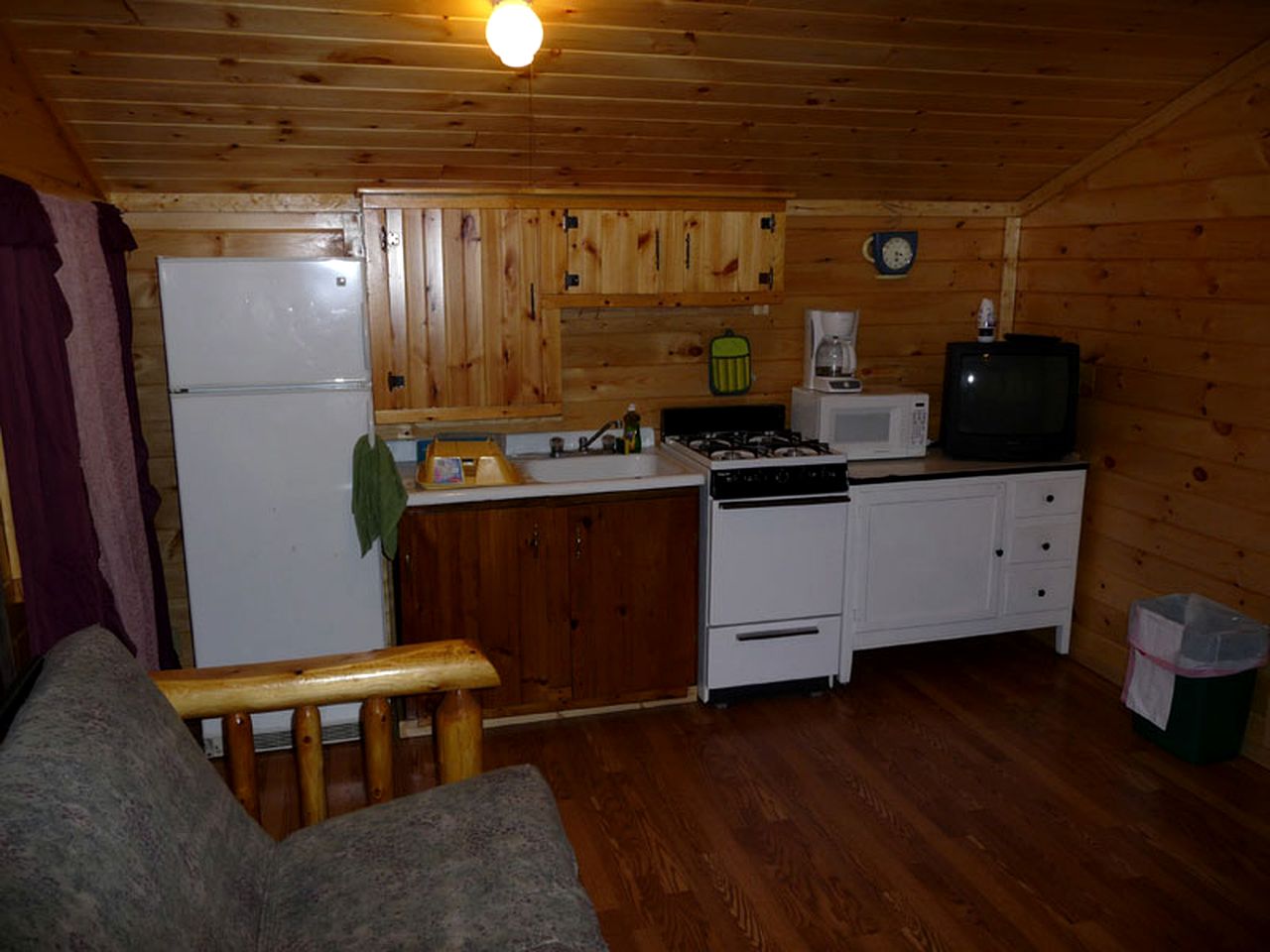 Rustic One-Bedroom Cottages with Free Boat Rentals near Saratoga Springs, New York