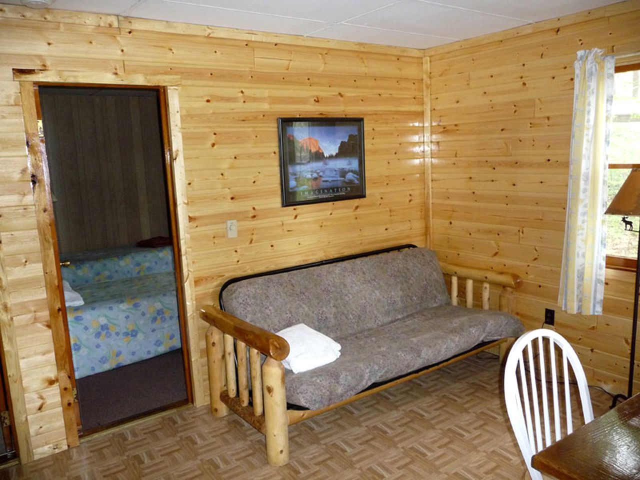 Rustic One-Bedroom Cottages with Free Boat Rentals near Saratoga Springs, New York