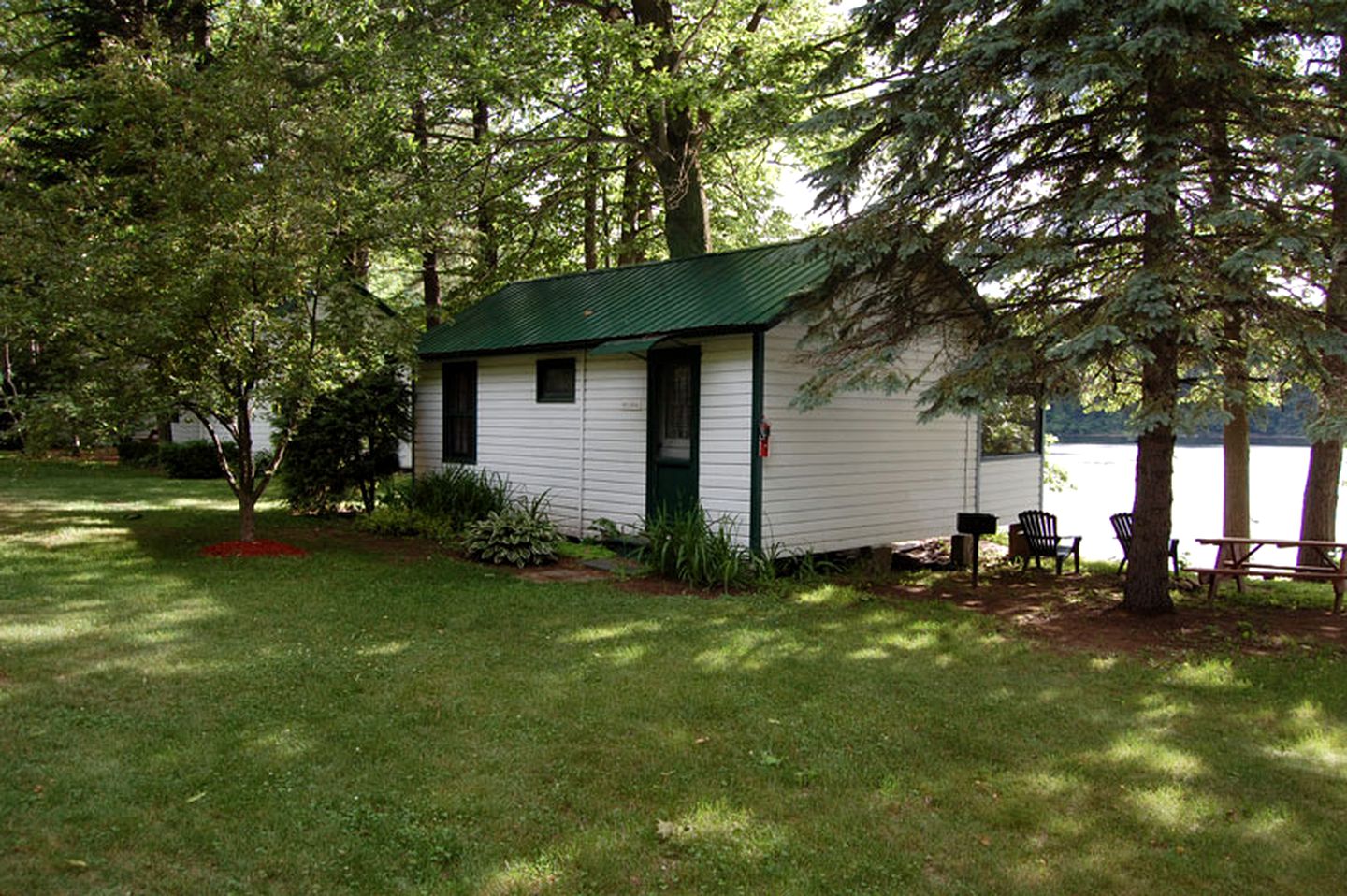 Rustic One-Bedroom Cottages with Free Boat Rentals near Saratoga Springs, New York