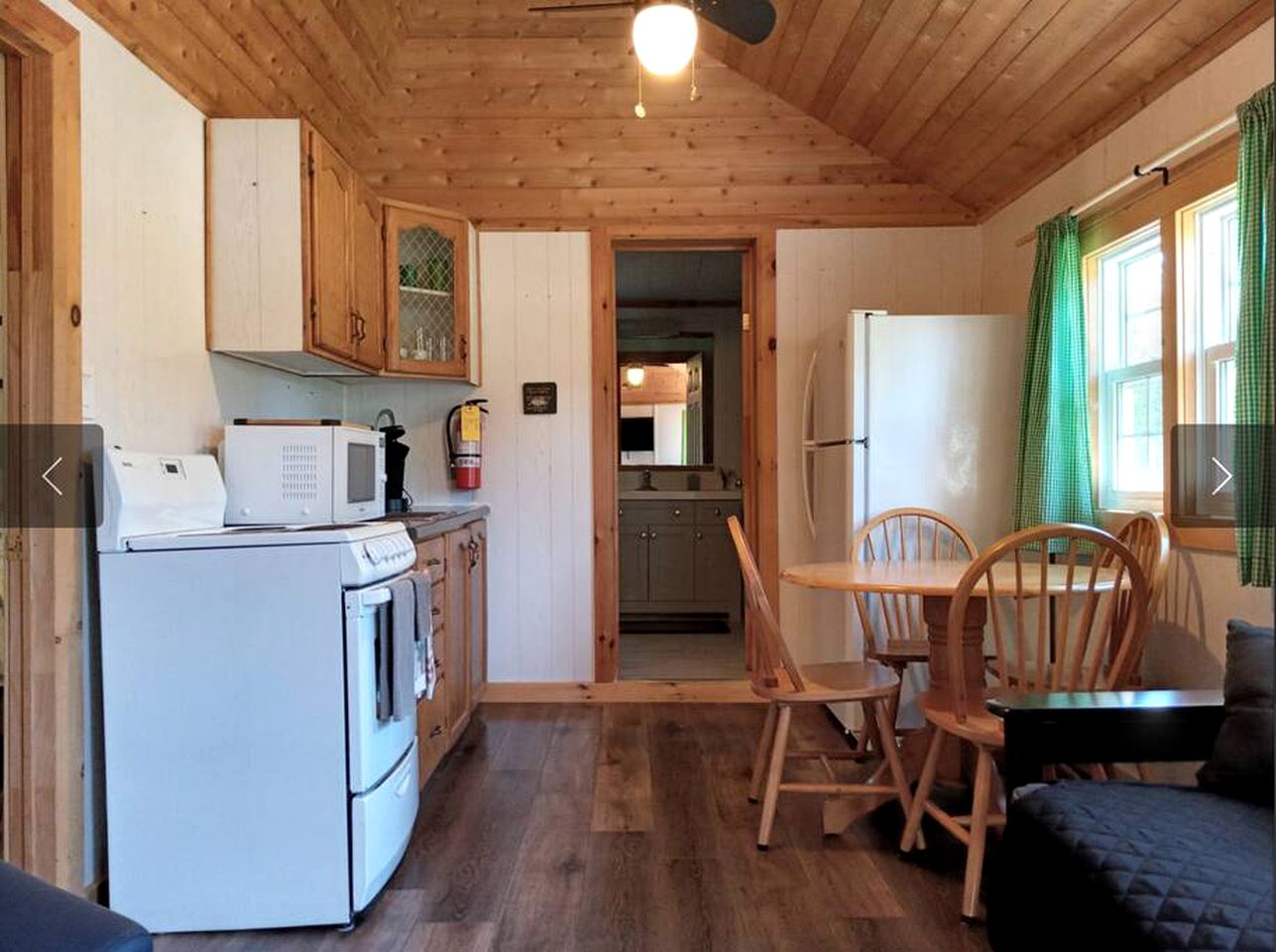 Waterfront Cypress Cottage in Tobermory, Cabins, Northern Bruce