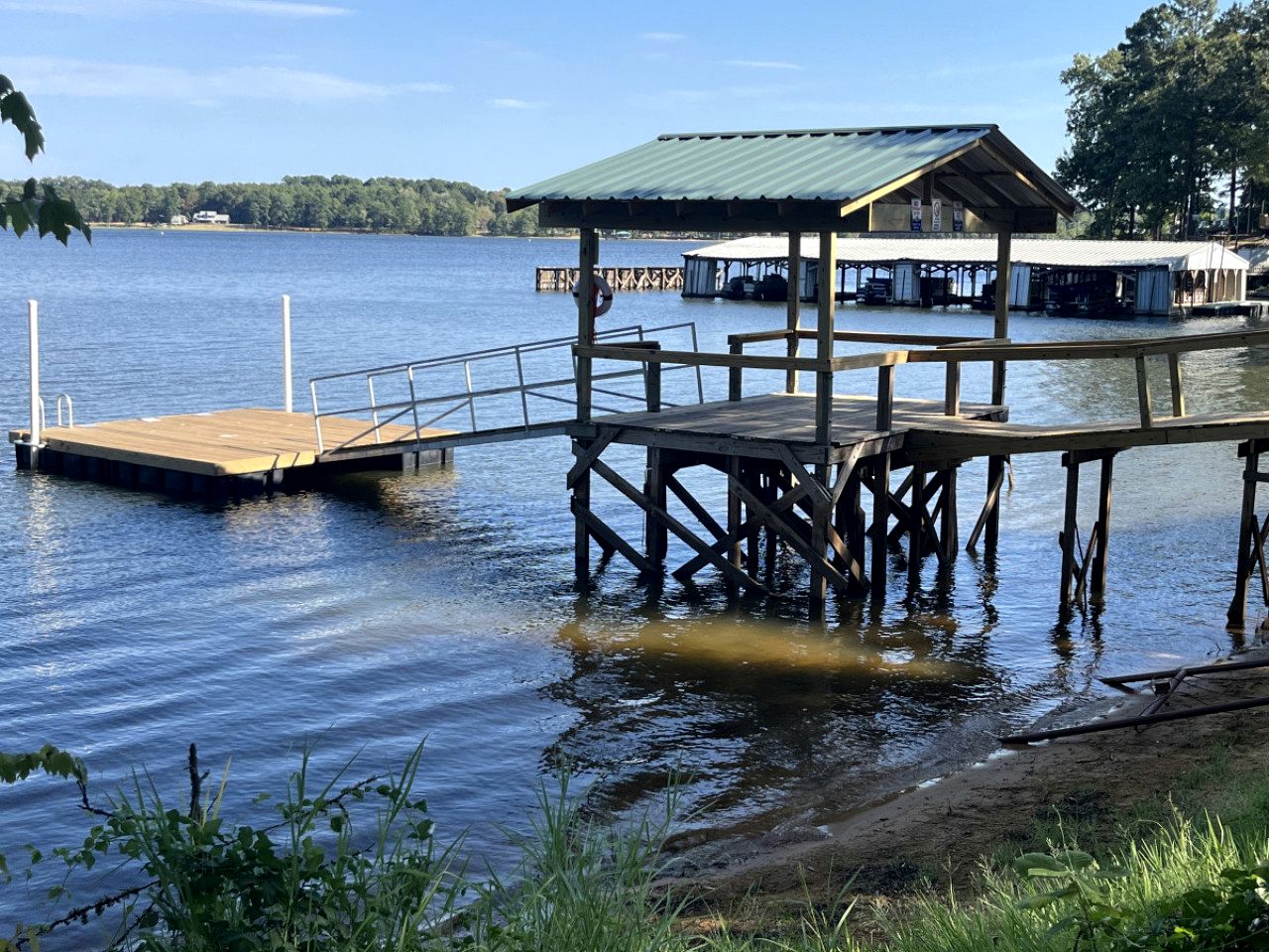Spacious Modern Cabin on Toledo Bend Lake with Gorgeous Deck and Patio for an Amazing Family Getaway in Hemphill, Texas