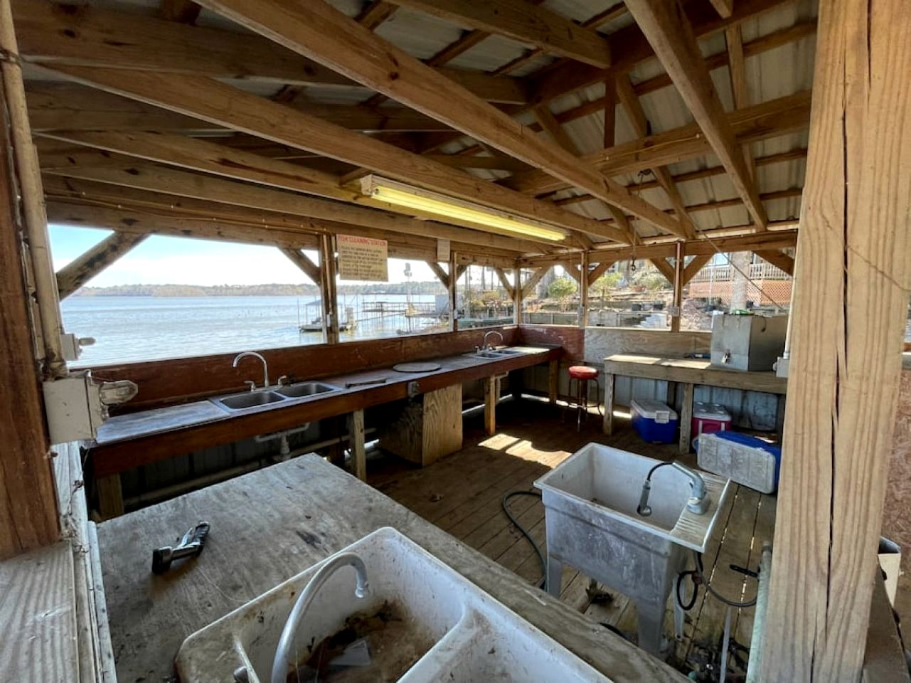 Spacious Modern Cabin on Toledo Bend Lake with Gorgeous Deck and Patio for an Amazing Family Getaway in Hemphill, Texas