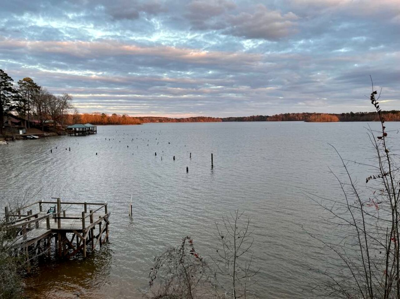 Spacious Modern Cabin on Toledo Bend Lake with Gorgeous Deck and Patio for an Amazing Family Getaway in Hemphill, Texas