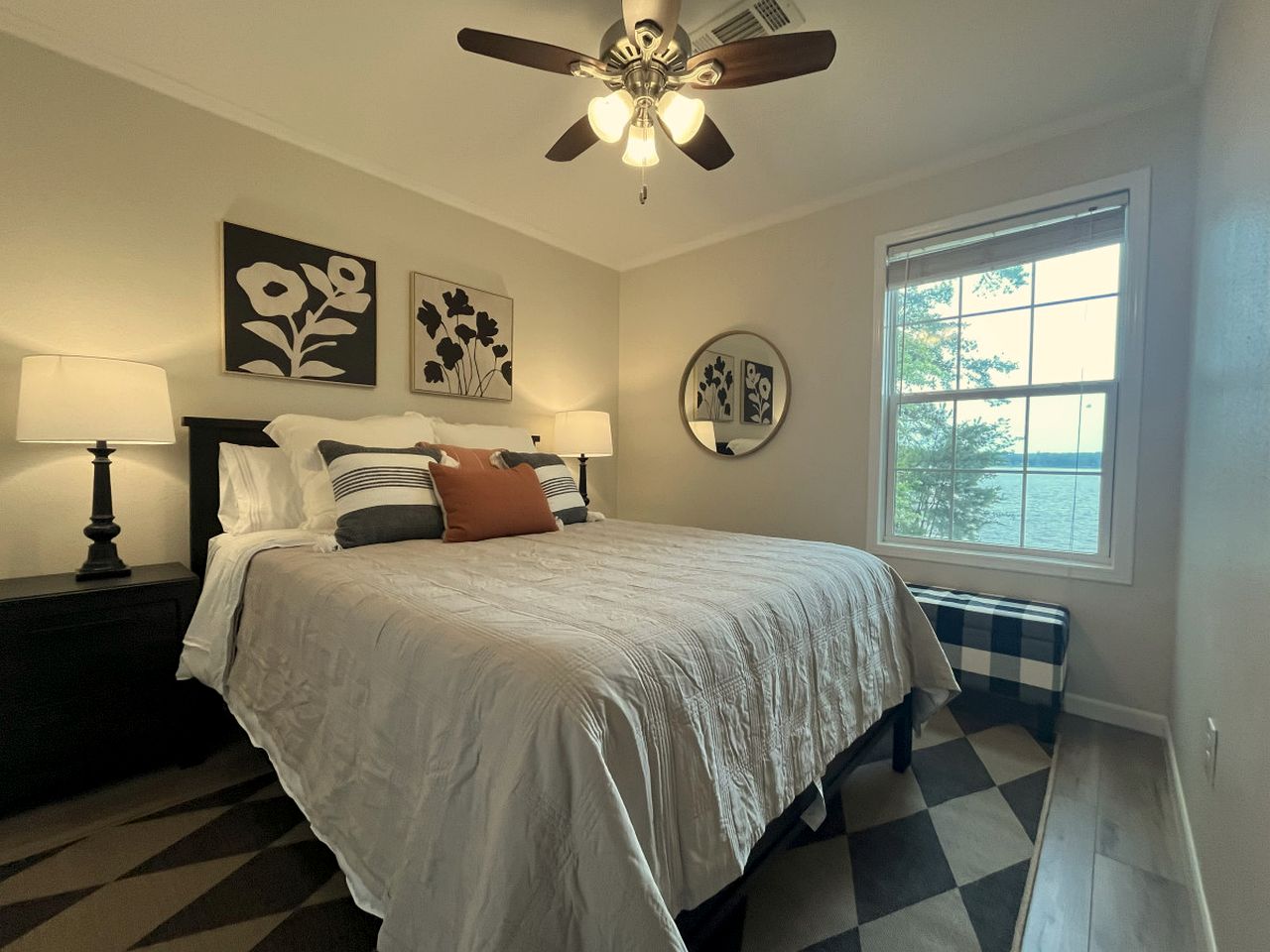 Spacious Modern Cabin on Toledo Bend Lake with Gorgeous Deck and Patio for an Amazing Family Getaway in Hemphill, Texas