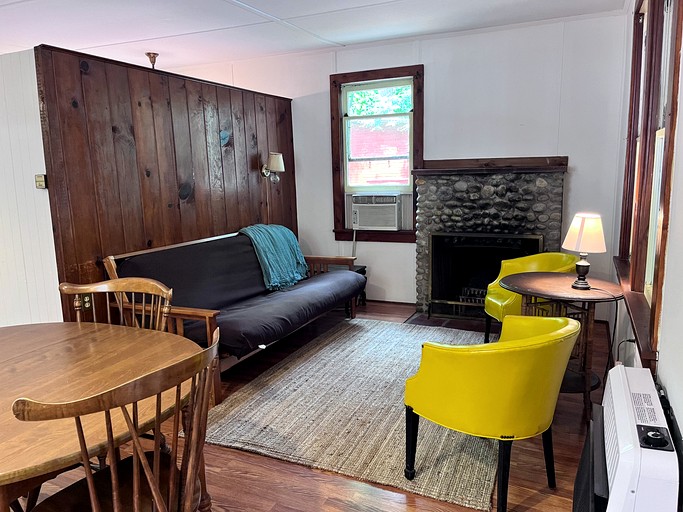 Cabins (United States of America, Corinth, New York)