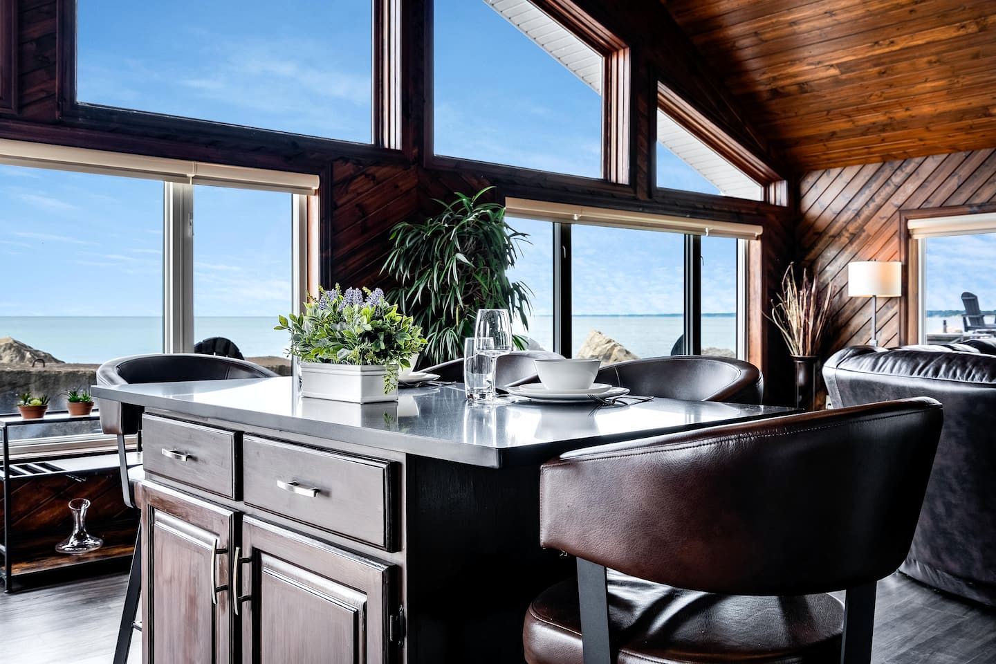 Waterfront Relaxing Cottage Ideal to Create New Memories in Ontario