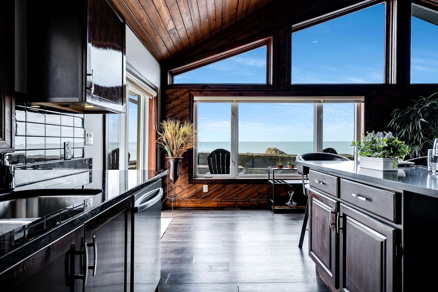 Waterfront Relaxing Cottage Ideal to Create New Memories in Ontario